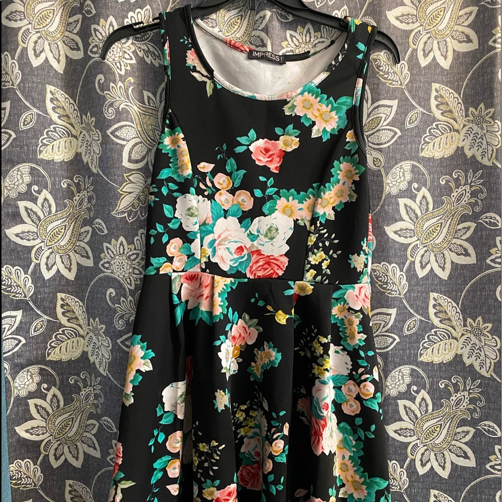 Flowery black fitted short dress